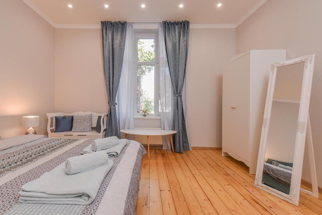 Spacious Vintage 2br, 2bath By Flat Mаnager Apartemen Sofia