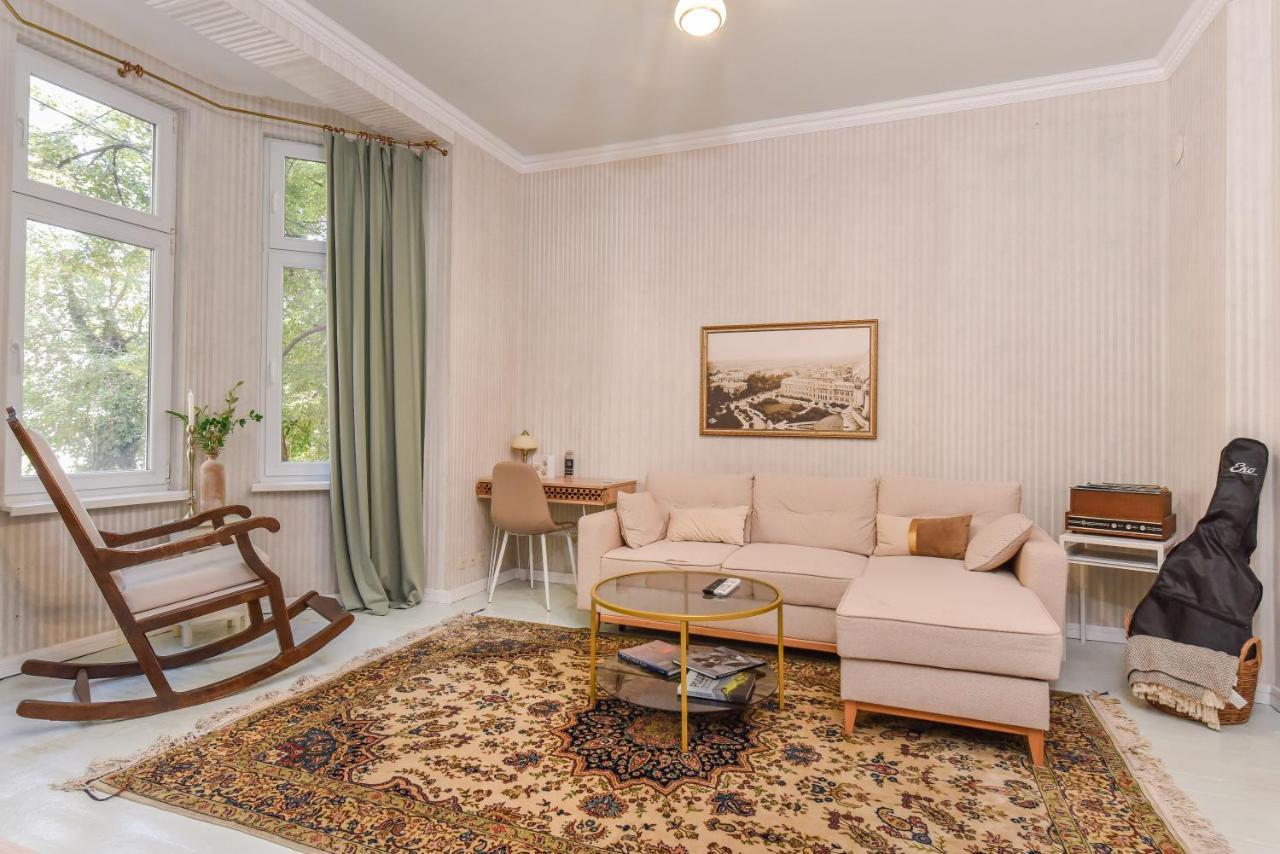Apartemen Spacious Vintage 2br, 2bath By Flat Mаnager *