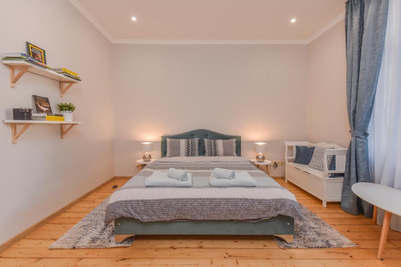 Apartemen Spacious Vintage 2br, 2bath By Flat Mаnager Sofia